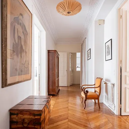 Veeve - Serene Symmetry Paris